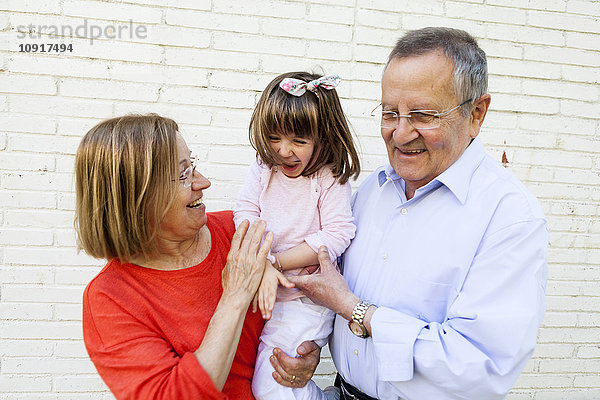 Großeltern mit ihrer Enkelin