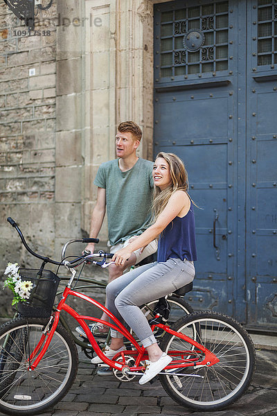 Paar mit Fahrrädern vor einer alten Kirche