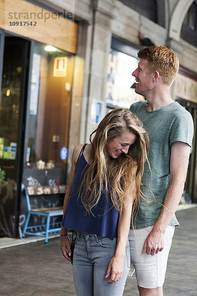 Glückliches Paar steht vor einem Coffee Shop