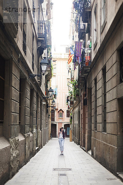 Junge Touristen entdecken die Straßen von Barcelona