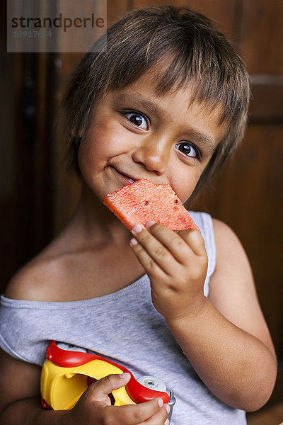 Porträt eines lustigen kleinen Jungen  der Wassermelone isst.