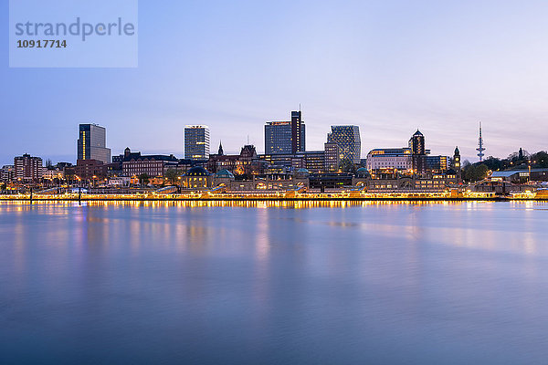 Deutschland  Hamburg  Skyline  Blick auf das Nordufer der Elbe am Morgen