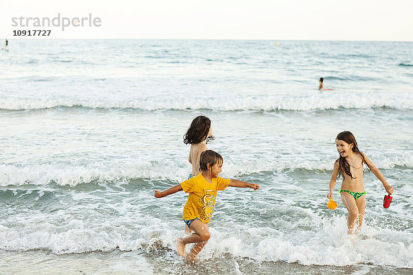 Kinder haben Spaß an der Strandpromenade