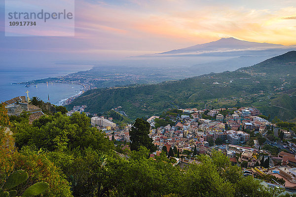 Italien  Sizilien  Taormina mit Ätna bei Sonnenuntergang
