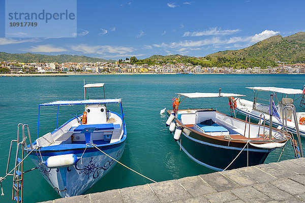 Italien  Sizilien  Giardini Naxos  festgemachte Boote