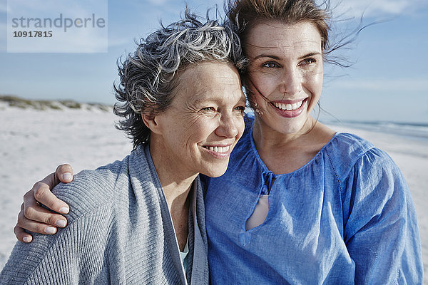 Porträt der Mutter und ihrer erwachsenen Tochter am Strand