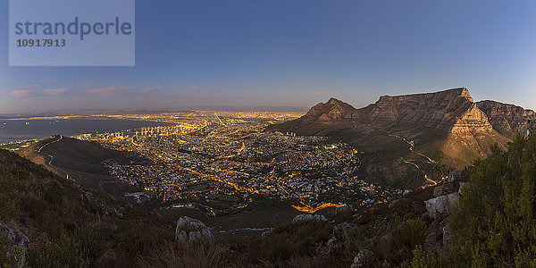 Südafrika  Kapstadt mit Tafelberg und Signalhügel zur blauen Stunde