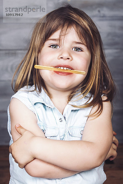Porträt des kleinen Mädchens nach dem Essen von Eis am Stiel