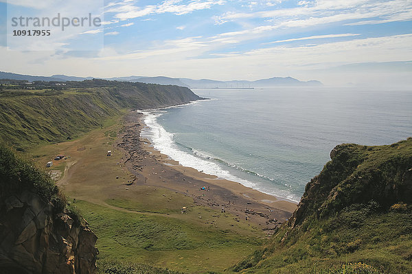 Spanien  Baskenland  Getxo  Azkorri Strand von der Klippe aus gesehen