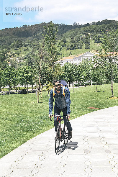Spanien  Bilbao  Mann auf dem Rennrad