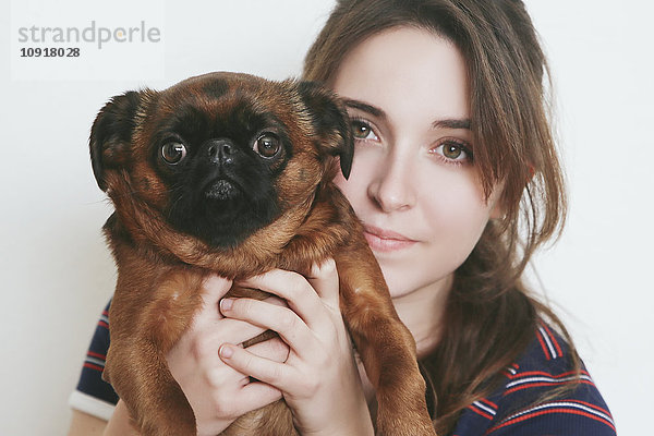 Portrait der jungen Frau und ihres Hundes