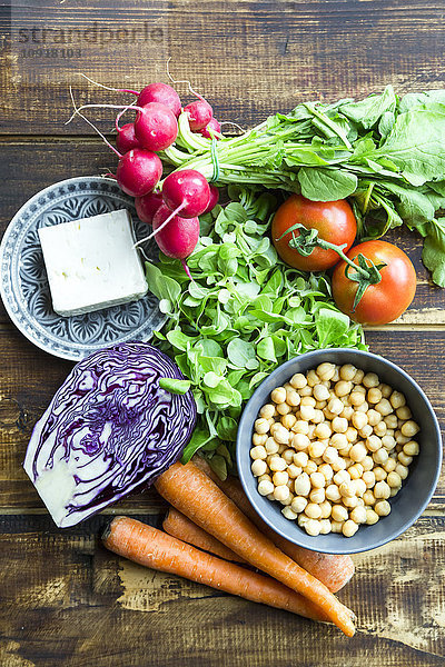 Zutaten für einen Regenbogensalat  Kichererbsen  Tomaten  Karotten  Rotkohl  Radieschen  Salat und Schafskäse
