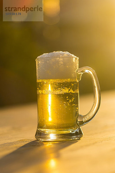 Glas frisches Bier in der Abenddämmerung