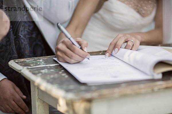 Braut unterzeichnet Ehe