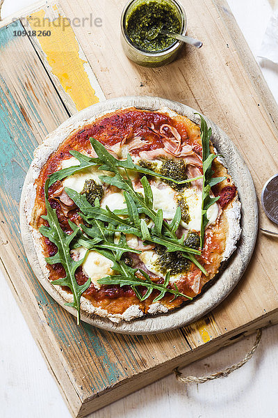 Hausgemachte glutenfreie Pizza mit Mozzarella  Rucola-Pesto und frischer Rucola