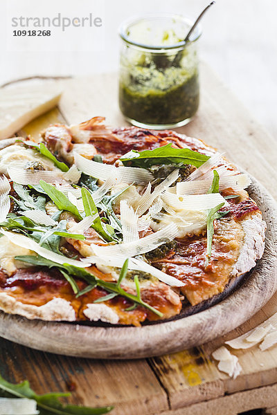 Hausgemachte glutenfreie Pizza mit Mozzarella  Rucola-Pesto  Parmesan und frischer Rucola