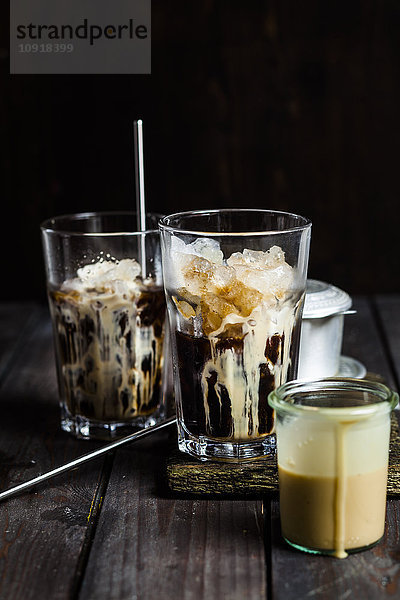 Vietnamesischer Eiskaffee mit starkem Kaffee  gesüßte Kondensmilch  Eis