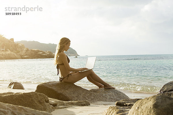 Thailand  Frau mit Laptop am Strand