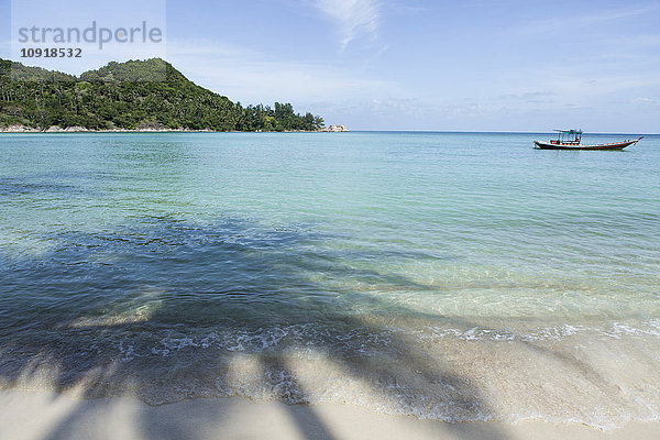 Thailand  Koh Phangan  Boot auf dem Meer vom Strand aus gesehen