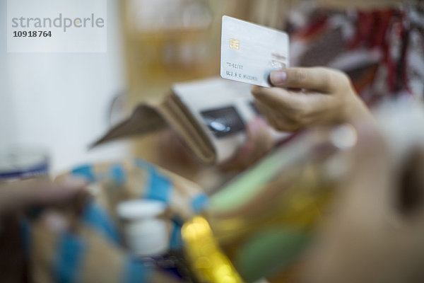 Bezahlen mit Kreditkarte im Geschäft