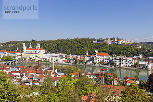 Deutschland  Bayern  Niederbayern  Passau  Blick auf den Stephansdom und die Veste Oberhaus  Innstadt und den Inn