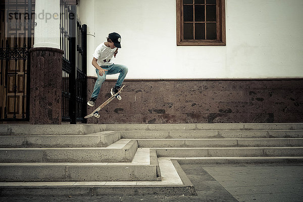 Teneriffa  Teenager auf Skateboard