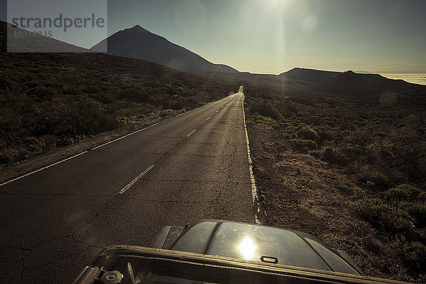 Spanien  Teneriffa  leere Straße in der Region El Teide