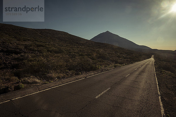 Spanien  Teneriffa  leere Straße in der Region El Teide