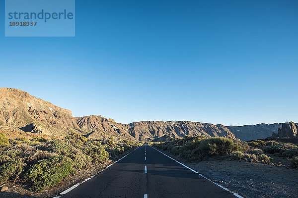 Spanien  Teneriffa  leere Straße in der Region El Teide