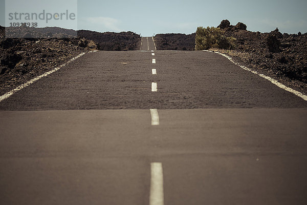 Spanien  Teneriffa  leere Straße in der Region El Teide