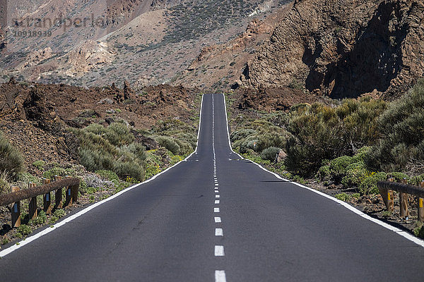 Spanien  Teneriffa  leere Straße in der Region El Teide