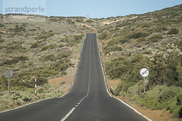 Spanien  Teneriffa  leere Straße in der Region El Teide