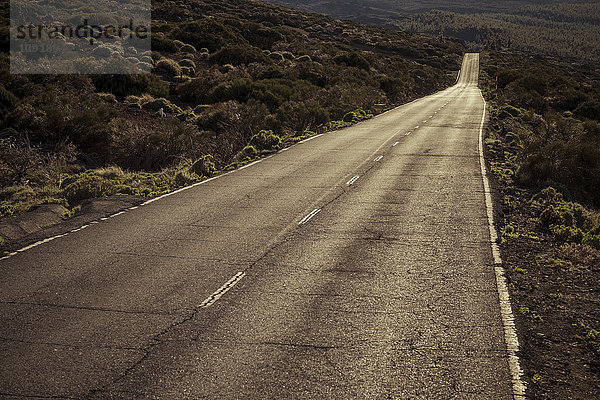 Spanien  Teneriffa  leere Straße in der Region El Teide