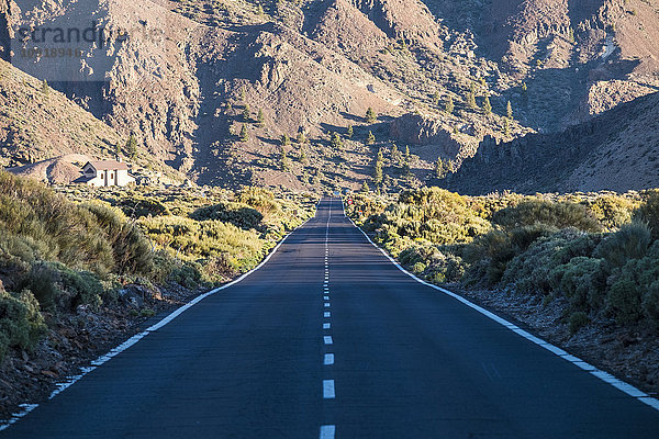 Spanien  Teneriffa  leere Straße in der Region El Teide