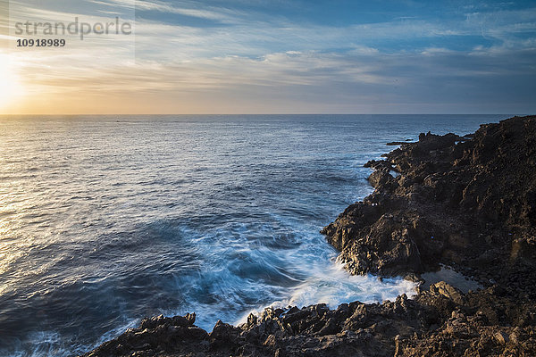 Spanien  Teneriffa  Felsenküste bei Sonnenaufgang