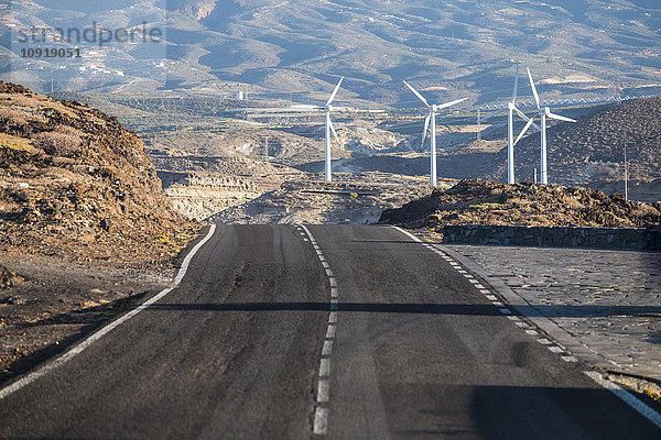 Spanien  Teneriffa  leere Straße und Windpark