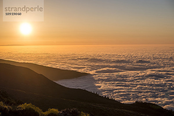 Spanien  Teneriffa  Wolken und Pico del Teide bei Sonnenuntergang