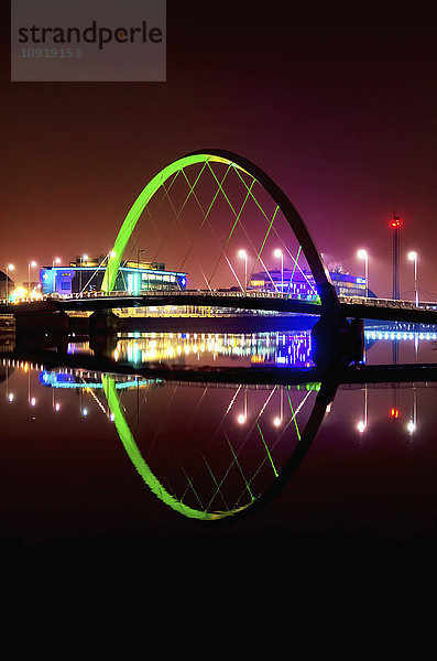 UK  Schottland  Glasgow  Blick auf beleuchtete Squinty Bridge bei Nacht