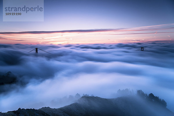 USA  San Francisco  Golden Gate Bridge im Nebel bei Sonnenaufgang