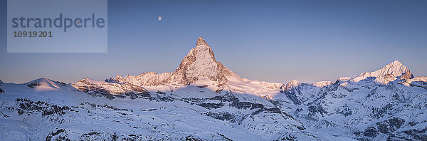 Schweiz  Zermatt  Penninische Alpen  Blick zum Matterhorn bei Sonnenaufgang  Panorama