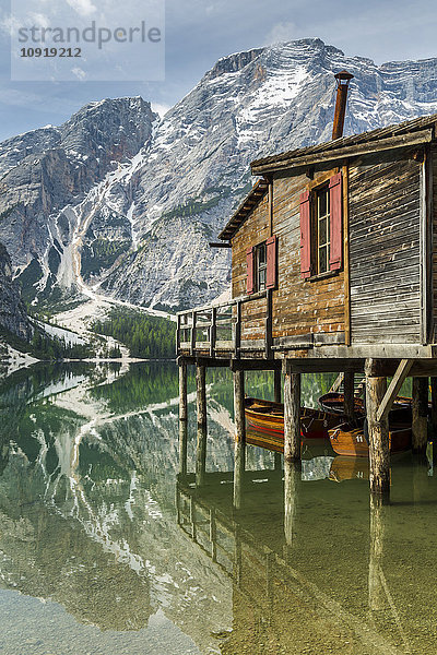 Italien  Südtirol  Dolomiten  Naturpark Fanes-Sennes-Prags  Pragser See mit Seekofel  Bootshaus