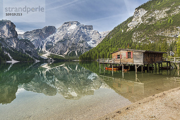 Italien  Südtirol  Dolomiten  Naturpark Fanes-Sennes-Prags  Pragser See mit Seekofel  Bootshaus