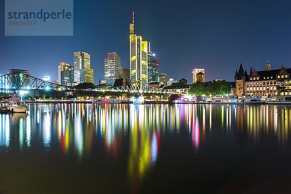 Deutschland  Frankfurt  beleuchtete Skyline mit dem Main im Vordergrund