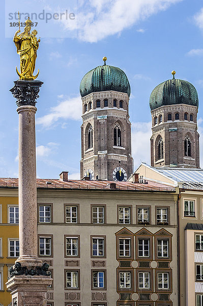 Deutschland  Bayern  München  Blick auf Marienplatz  Mariensäule und Frauenkirche