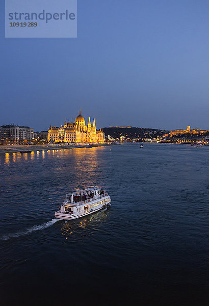 Ungarn  Budapest  Touristenschiffe auf der Donau  Parlamentsgebäude im Hintergrund