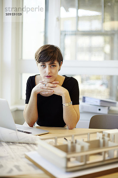 Portrait des Architekten im Büro