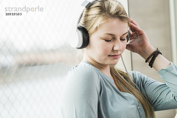 Entspannte junge Frau beim Musikhören