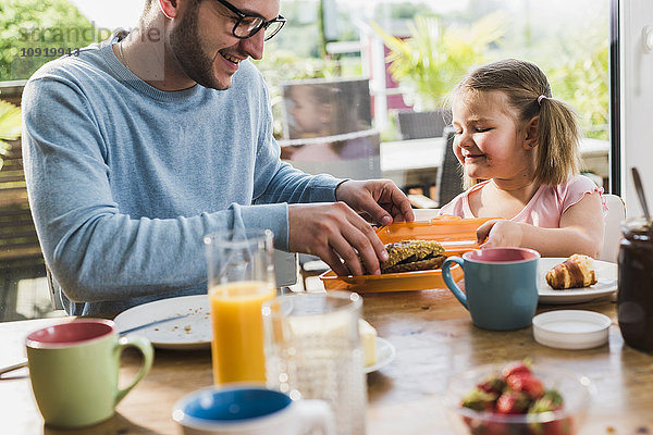 Vater und Tochter beim gemeinsamen Frühstück