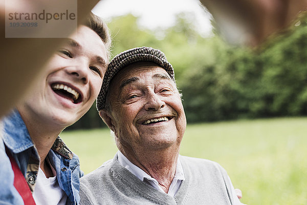 Großvater und Enkel nehmen Selfie mit Smartphone