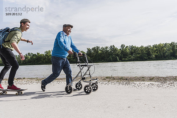 Großvater und Enkel beim gemeinsamen Spaß am Flussufer